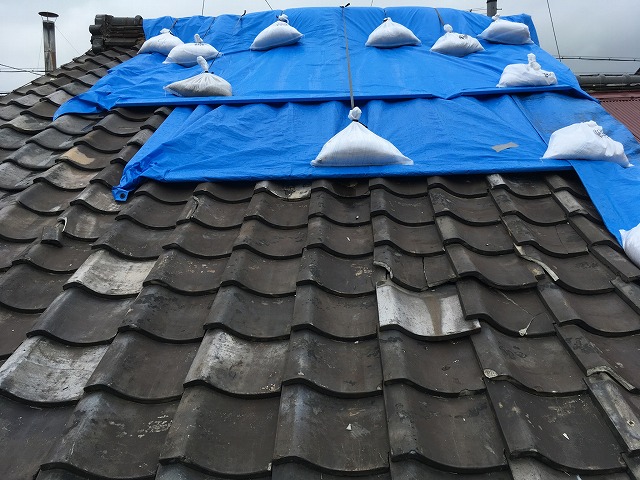 瑞穂市で台風被害による雨漏りが生じた瓦屋根の修理見積もり、棟瓦の崩壊や広範囲で瓦の破損が発生していました